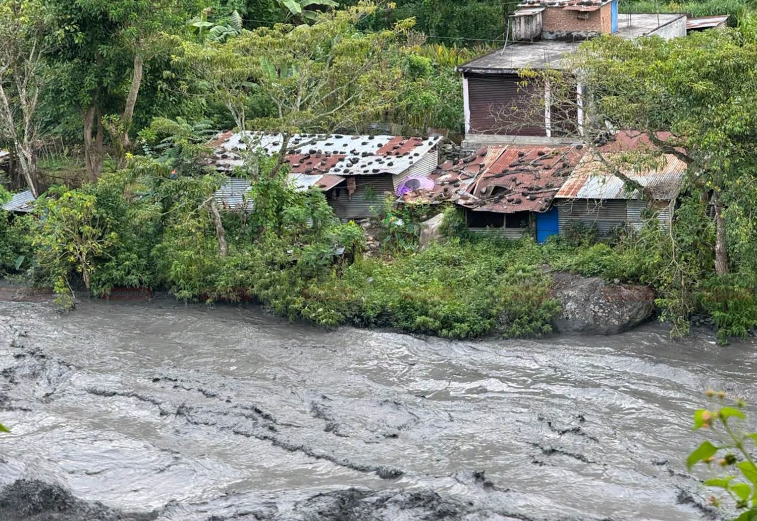 चुमनुब्रीका ३५ घर बगे, दोभान, घट्टेखोला, जगत् र सल्लेरी गाउँमा व्यापक क्षति